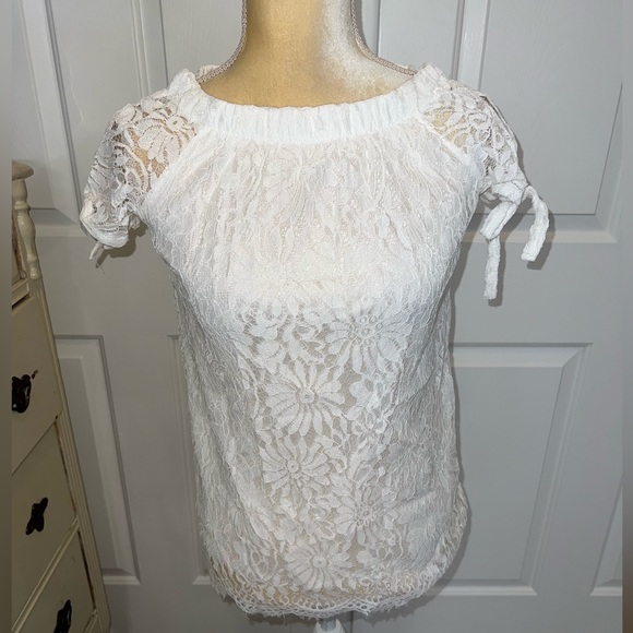 $3 LACE BLOUSE. SIZE SMALL. $3 IF BUNDLED - Picture 5 of 13